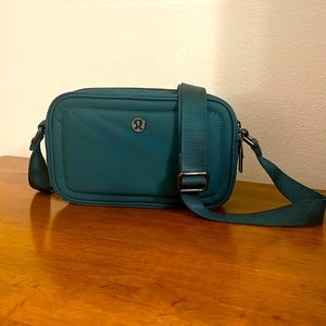 Lululemon Athletica Crossbody Camera Bag 2L